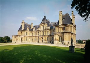 Kilátás az 1642-51 között épült Chateau de Maisons-Laffitte nyugati homlokzatára